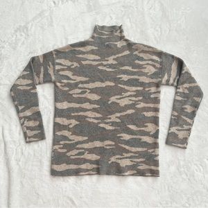 TAHARI Camo Camouflage Mock Neck Sweater Womens Size Medium Pullover